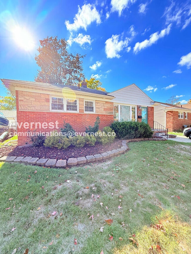 Primary Photo - 3 Bed/1 Bath Home with Fenced Yard / Pet-Friendly / Vouchers Accepted / Available Now!