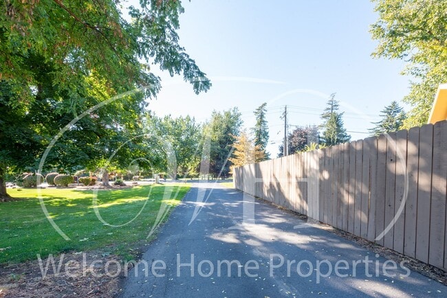 Building Photo - Updated 2 Bedroom Home in Quiet Neighborhood