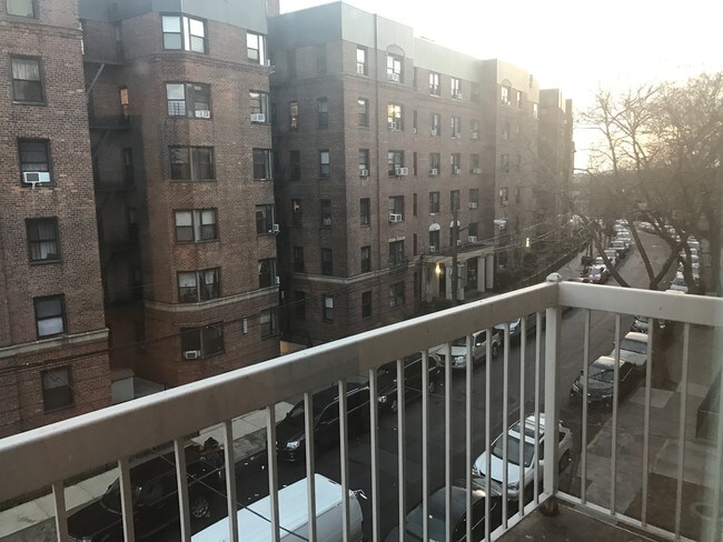 Building Photo - 141-33 Pershing Crescent