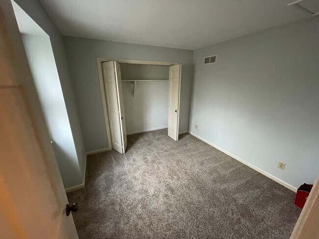 Building Photo - Charming 4 Bedroom Home in Downtown Shelbyville – Prime Location & Classic Comfort