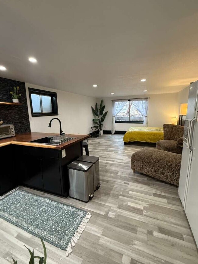 Building Photo - 706 E Stuart St