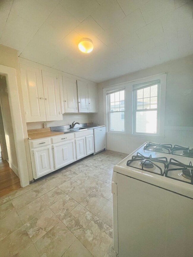 Building Photo - 16 Templeton Pkwy