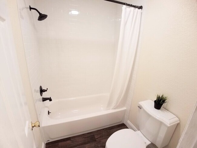 Building Photo - FOR RENT! Fabulous Full Remodeled 1/1 Wint...