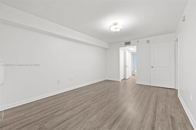 Building Photo - 1200 Brickell Bay Dr