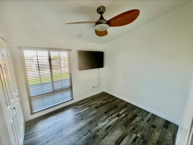 Building Photo - Welcome to this charming 3 bedroom, 2 bath...