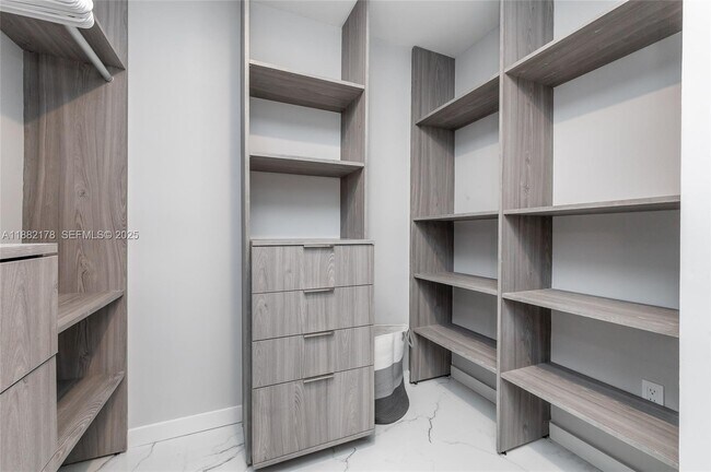 Building Photo - 21230 NE 25th Ct