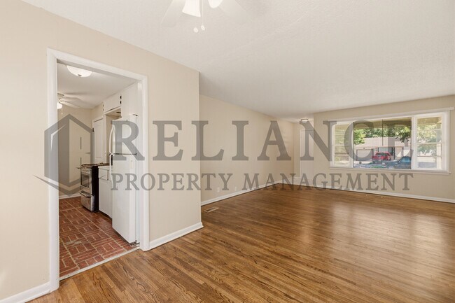 Building Photo - 2017 S Grn Acrs St