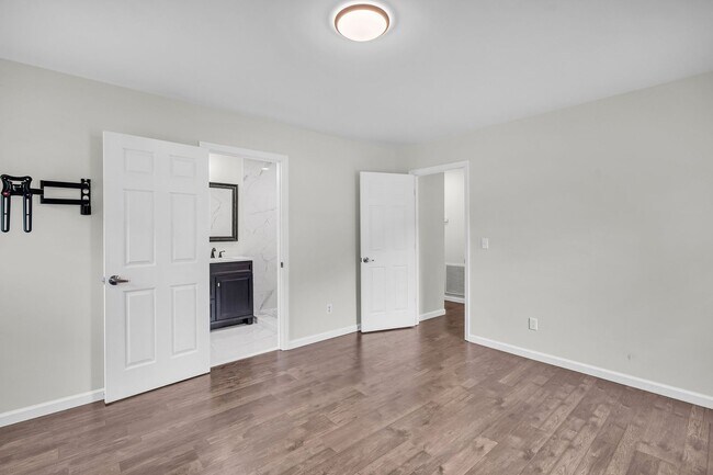 Building Photo - Comfortable Living with Modern Upgrades in Prime Goose Creek Location