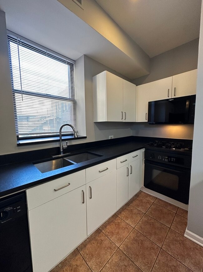 Building Photo - 7734 N Paulina St