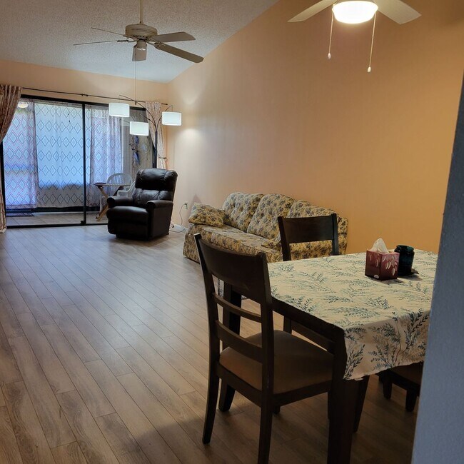 Building Photo - Short term, turnkey furnished, 2 bedroom, 2 bathroom condo in convenient Bradenton location.