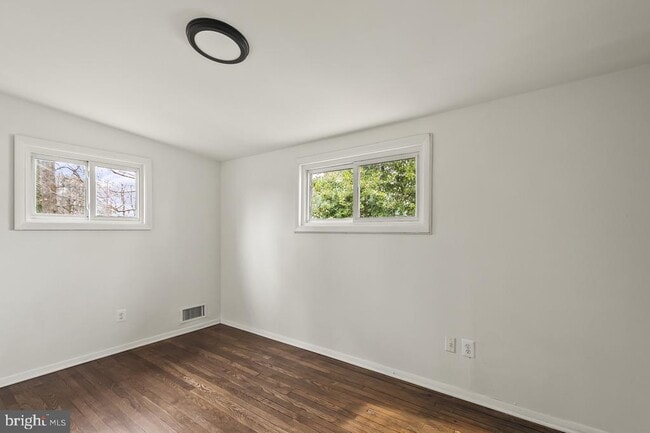 Building Photo - 10725 Maple St