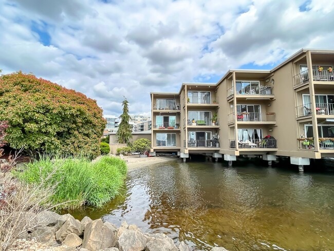 Building Photo - Waterfront 2bd/1bth Condo Downtown Kirklan...