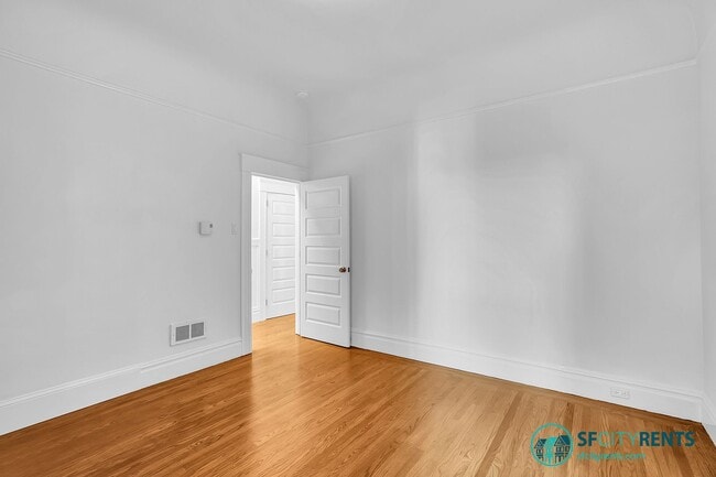 Building Photo - Presidio Heights: Remodeled Flat w/ Privat...