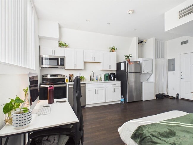 Building Photo - 1010 W 26th St