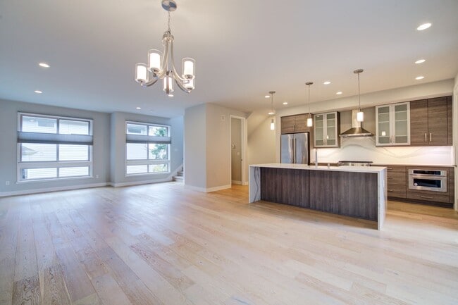 Building Photo - 4Bd/3Ba Bellevue Townhouse