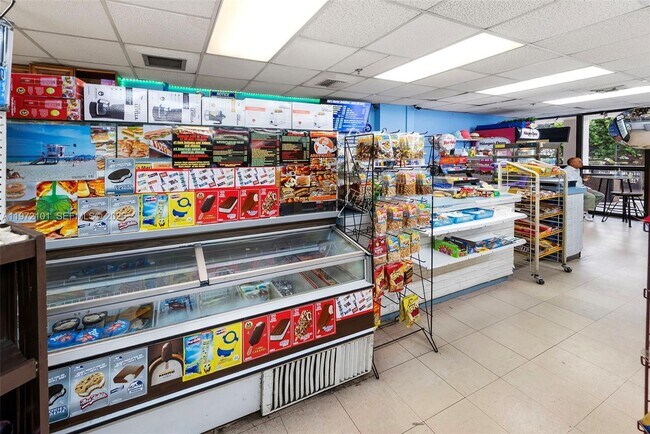 Building Photo - 2555 Collins Ave