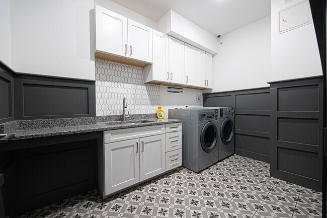 Building Photo - Short North! Fully Furnished 1 Bedroom, 1 ...