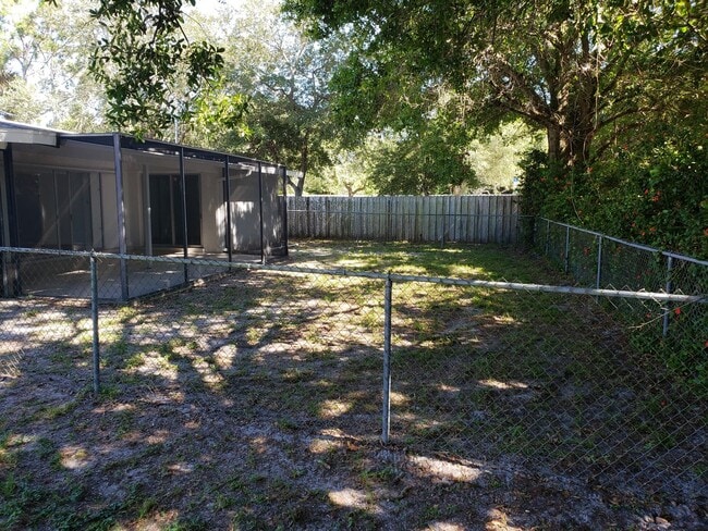 Building Photo - Centrally Located Sarasota 2-bedroom Home ...