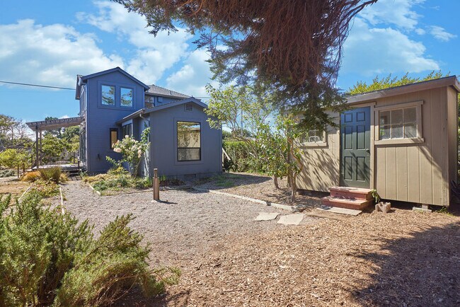 Building Photo - 166 Cedar Rd