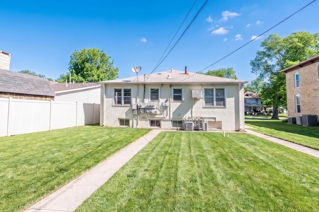 Building Photo - 411 W 5th St