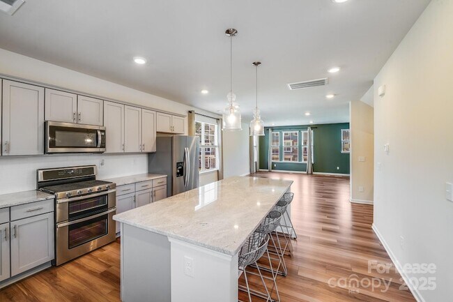 Building Photo - 10013 Hemingway Pl