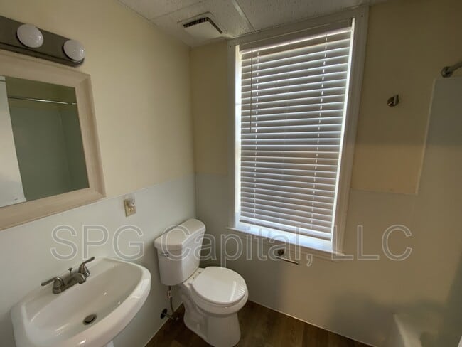 Building Photo - 5 Center Square