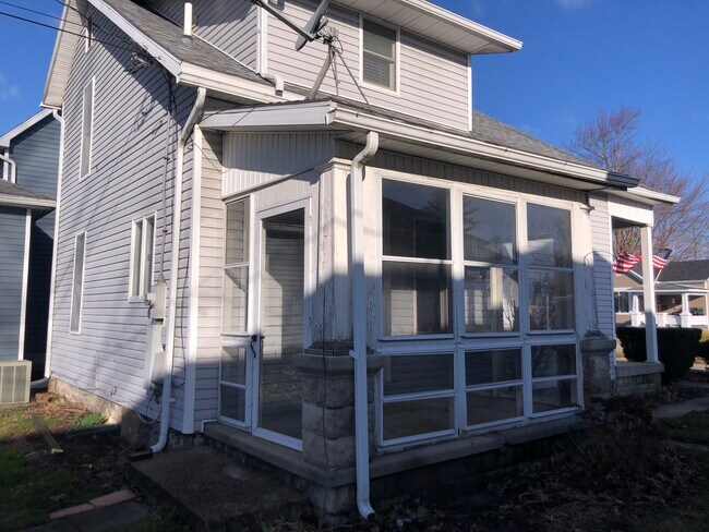 Building Photo - 639 Cherry St