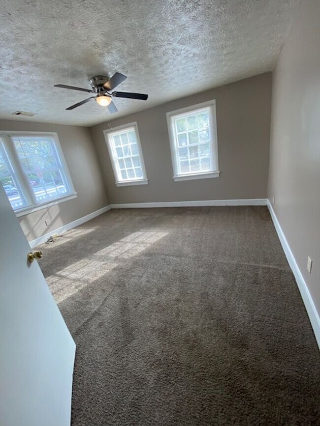 Building Photo - Located near Schools and Shopping. Ask about our "Move-In-Special".