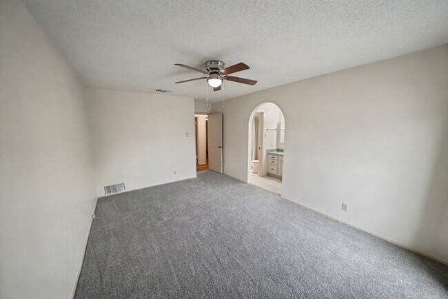 Building Photo - Charming 3-bed, 2-bath home in Universal C...