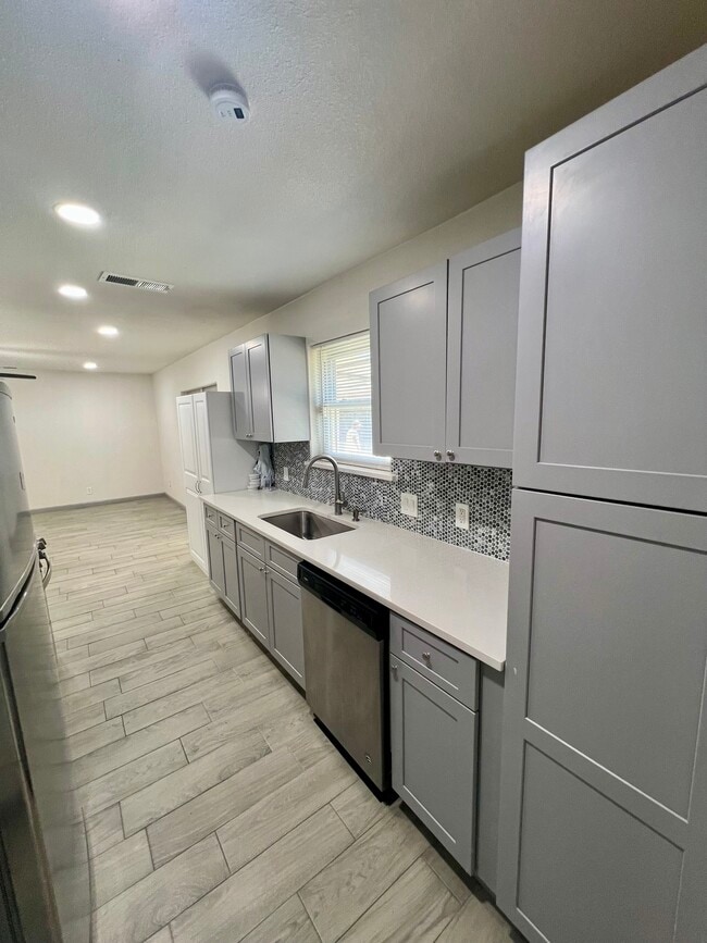 Building Photo - 6012 Highcrest Dr