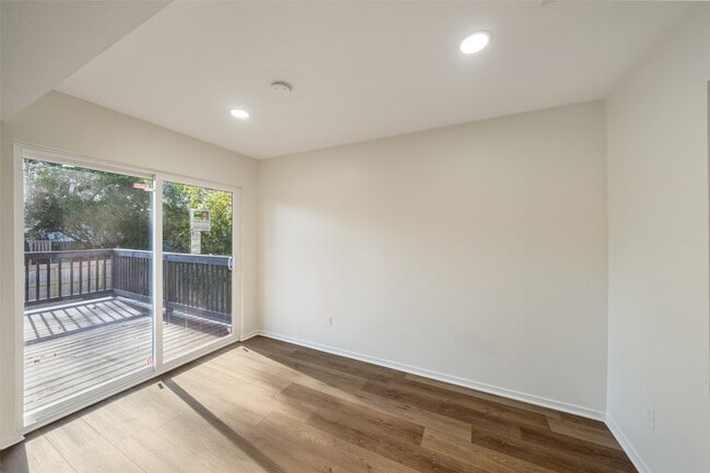 Building Photo - 3018 Sycamore Springs Dr