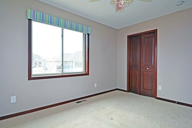 Building Photo - Spacious 4-Bed 4-Bath Home in Shakopee - Available Now!