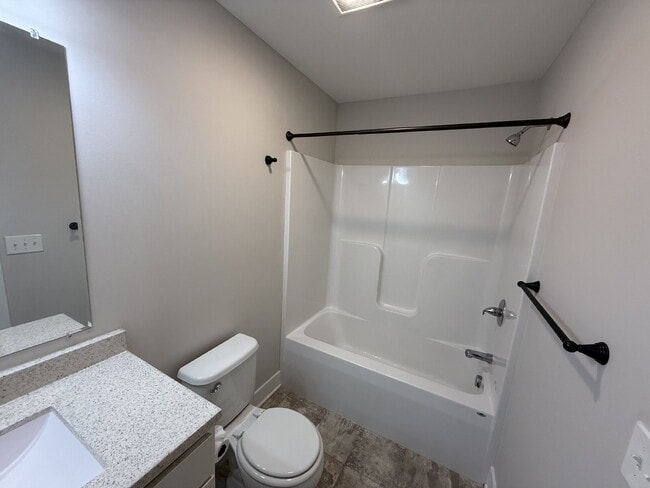 Building Photo - 3 bed, 2 full bath Townhouse