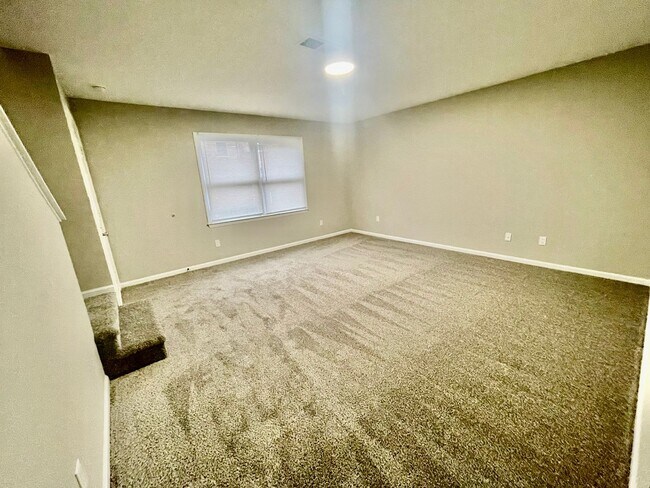 Building Photo - Discover this well-maintained 2-bedroom, 2-bath townhouse in Statesville, NC.
