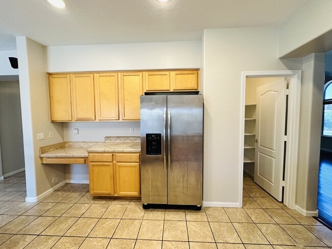 Building Photo - 672 W Raven Dr