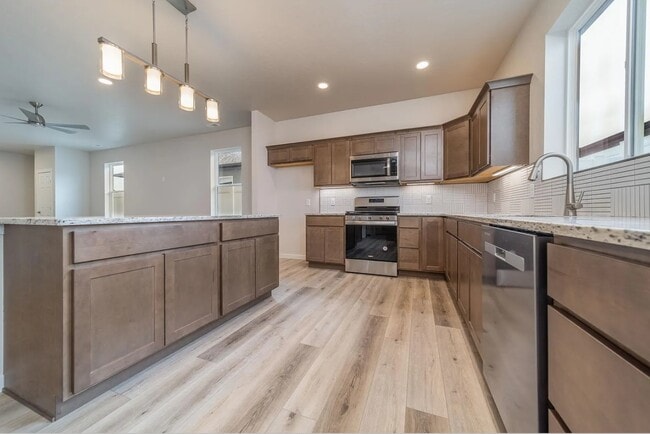 Building Photo - 2452 Park Vista St