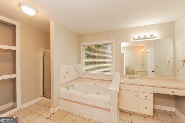 Building Photo - 1798 Poinsettia Dr