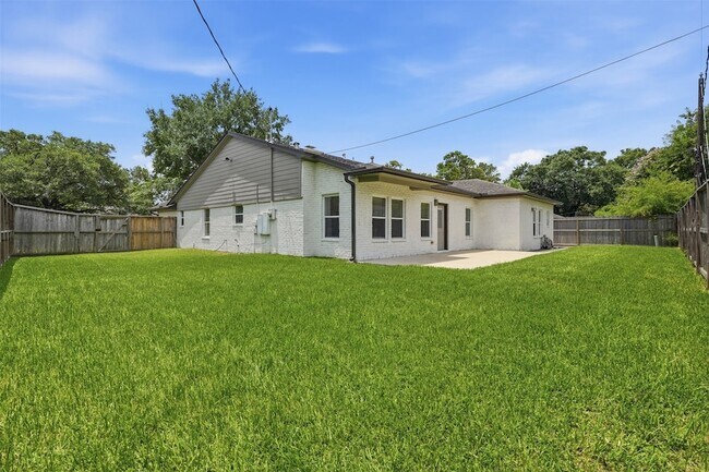 Building Photo - 14002 Myrtlea Dr