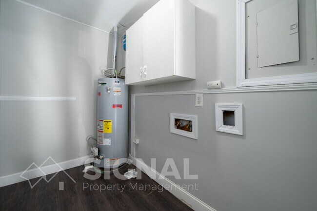 Building Photo - 2425 Circle Dr