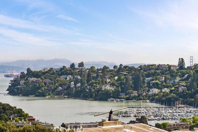 Building Photo - 102 Red Hill Cir