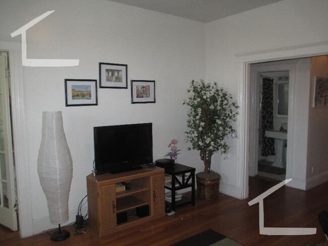 Building Photo - 2bed1bath in Brighton is available in 9/1