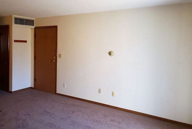 Building Photo - $900 | 1 Bedroom, 1 Bathroom Condo | No Pets | Available for a August 1st, 2026 Move In!