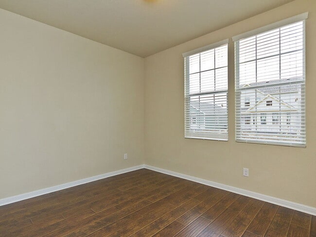 Building Photo - 335 Rachel St