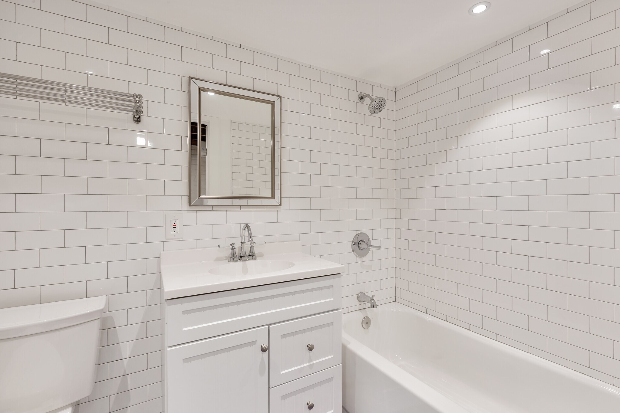 Building Photo - 109 E 26th Pl