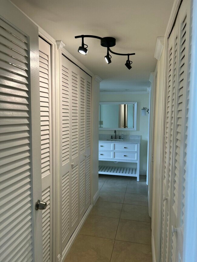 Building Photo - 305 N Pompano Beach Blvd
