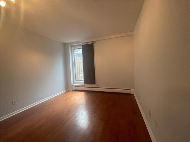 Building Photo - 633 Robert St