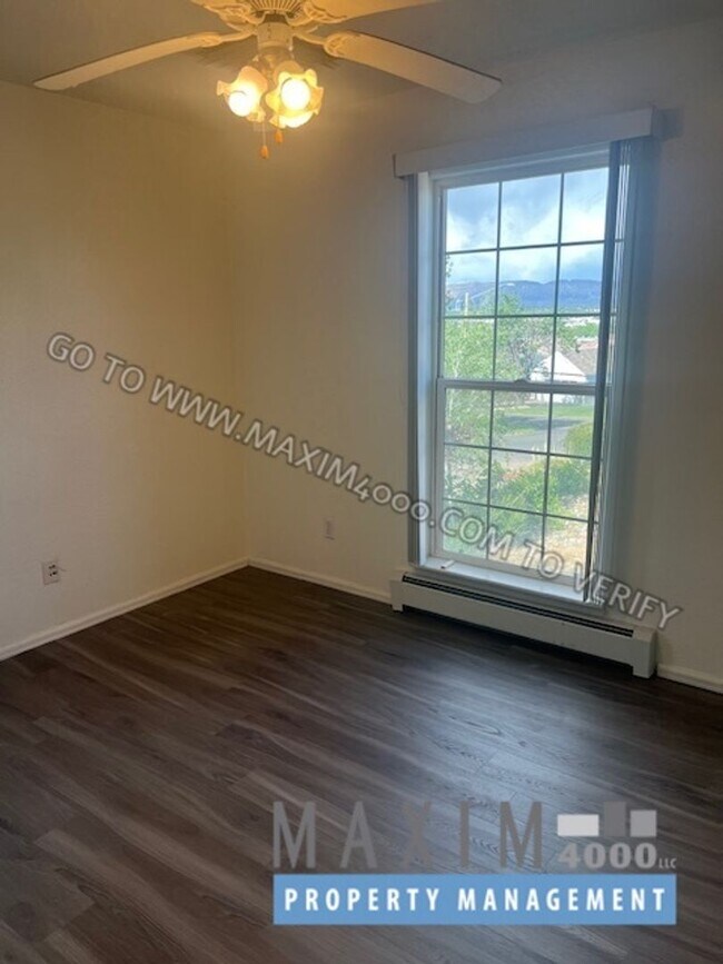 Building Photo - 401 E Mayfield Dr