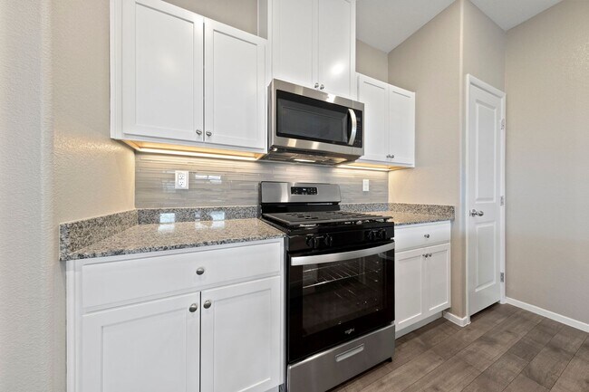 Building Photo - Spacious Single Level with Stunning Mounta...