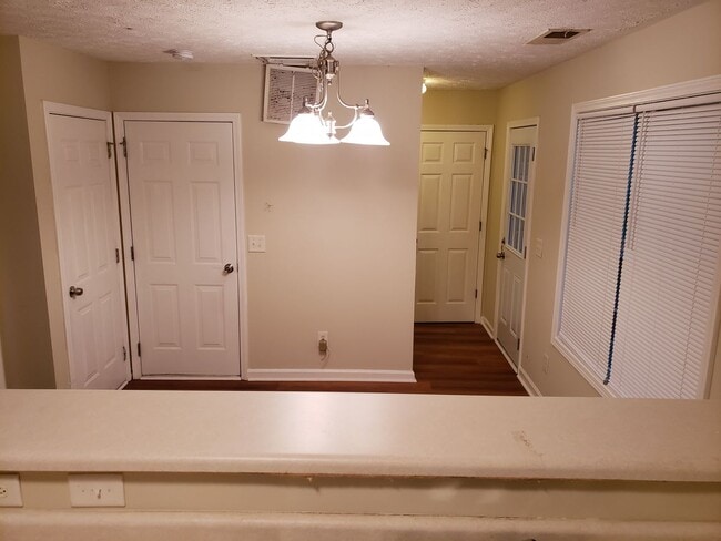 Building Photo - Cul-de-sac home ready to move in!