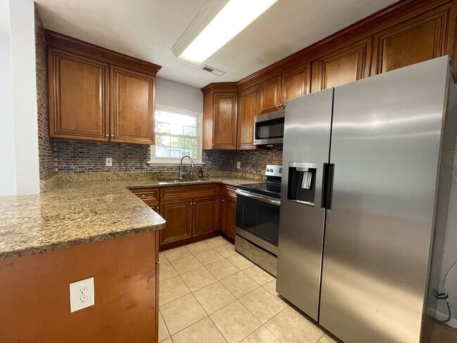 Building Photo - AVAILABLE NOW! 4 BEDROOM 2 BATH SINGLE FAMILY HOME IN CAROLLANE FARMS